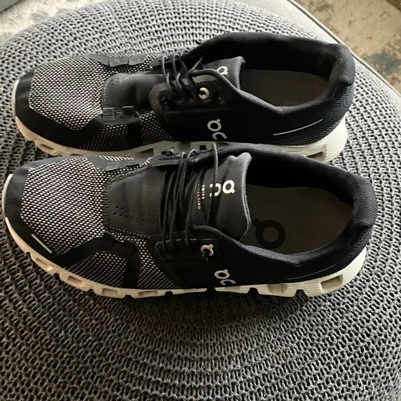 🔥🔥ON CLOUD 5 Women's Black and White Athletic Shoes size 9.5🔥🔥🔥 - Picture 3 of 9